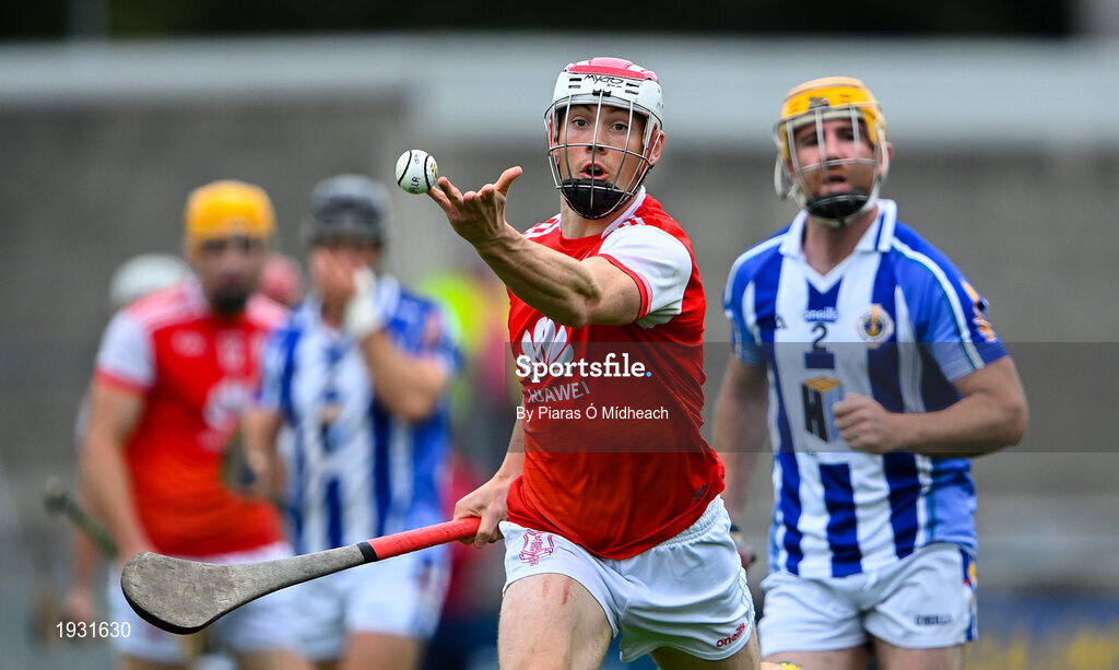 20 September 2020; Con O'Callaghan of Cuala handpasses the ball as Sephen O'Connor of Ballyboden St Enda's gives chase during the Dublin County Senior Hurling Championship Final match between Ballyboden St Enda's and Cuala at Parnell Park in Dublin. Photo by Piaras Ó Mídheach/Sportsfile