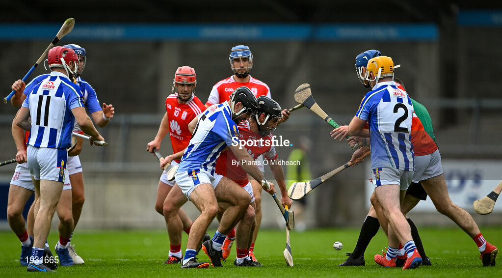 20 September 2020; Referee Seán Stack throws the ball in between Shane Durkin of Ballyboden St Enda's and Colum Sheanon of Cuala during the Dublin County Senior Hurling Championship Final match between Ballyboden St Enda's and Cuala at Parnell Park in Dublin. Photo by Piaras Ó Mídheach/Sportsfile