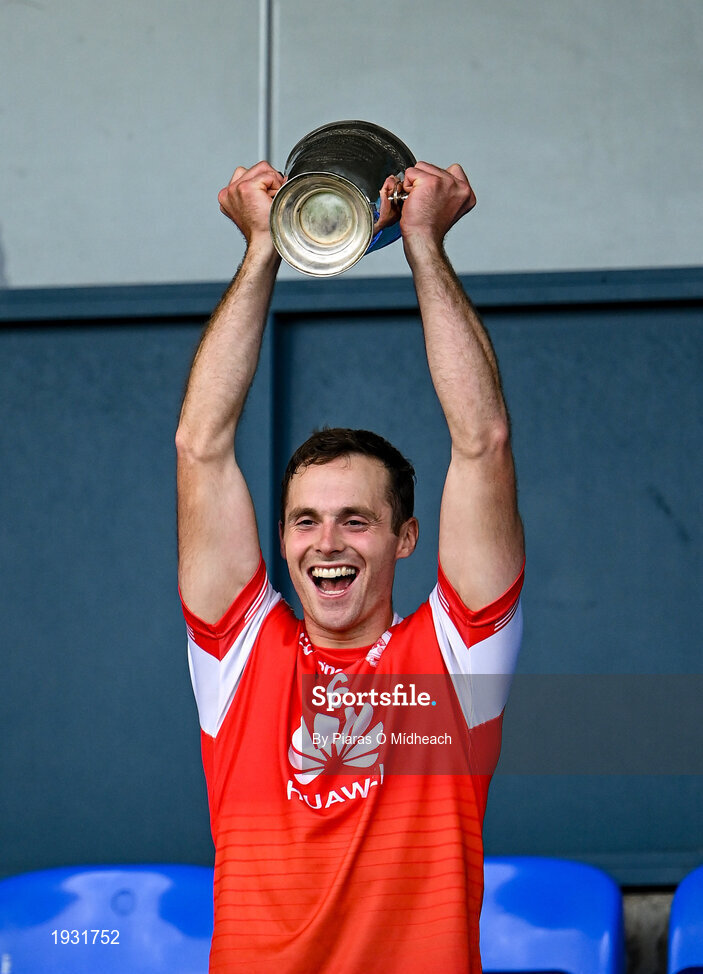20 September 2020; Cuala captain Darragh O'Connell lifts The New Ireland Assurance Company Perpetual Challenge Cup after the Dublin County Senior Hurling Championship Final match between Ballyboden St Enda's and Cuala at Parnell Park in Dublin. Photo by Piaras Ó Mídheach/Sportsfile