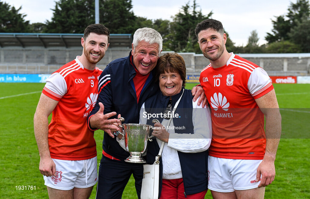 20 September 2020; Cuala players Seán, left, and David Treacy and their parents John and Fiona celebrate with The New Ireland Assurance Company Perpetual Challenge Cup after the Dublin County Senior Hurling Championship Final match between Ballyboden St Enda's and Cuala at Parnell Park in Dublin. Photo by Piaras Ó Mídheach/Sportsfile