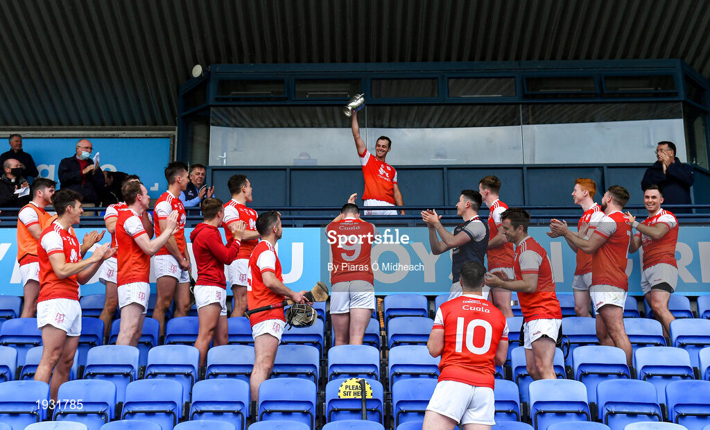 20 September 2020; Cuala captain Darragh O'Connell lifts The New Ireland Assurance Company Perpetual Challenge Cup after the Dublin County Senior Hurling Championship Final match between Ballyboden St Enda's and Cuala at Parnell Park in Dublin. Photo by Piaras Ó Mídheach/Sportsfile