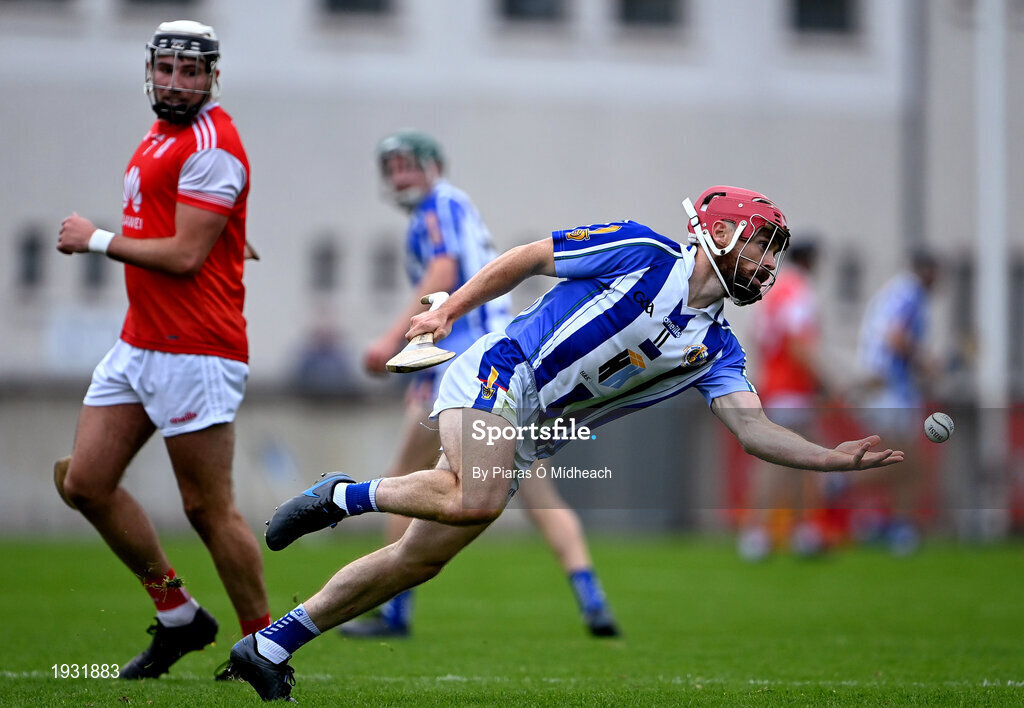 20 September 2020; Niall McMorrow of Ballyboden St Enda's passes as Jake Malone of Cuala looks on during the Dublin County Senior Hurling Championship Final match between Ballyboden St Enda's and Cuala at Parnell Park in Dublin. Photo by Piaras Ó Mídheach/Sportsfile