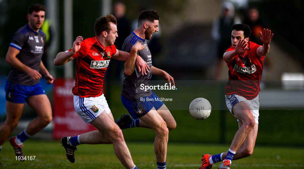 27 September 2020; John Clutterbuck of Naomh Mairtin in action against Éimhín Keenan, left, and Karl Faulkner of Ardee St Mary's during the Louth County Senior Football Championship Final match between Naomh Mairtin and Ardee St Mary’s at Darver Louth Centre of Excellence in Louth. Photo by Ben McShane/Sportsfile