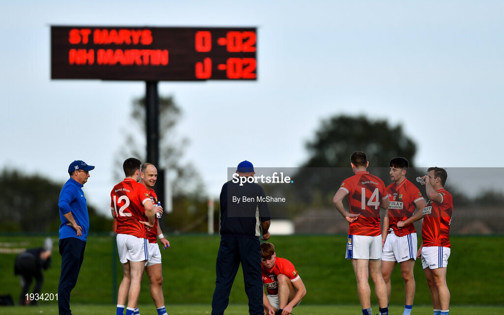 27 September 2020; Ardee St Mary's manager Sean Barry, centre, in conversation with a selection of his players, due to COVID-19 regulations, during the Louth County Senior Football Championship Final match between Naomh Mairtin and Ardee St Mary’s at Darver Louth Centre of Excellence in Louth. Photo by Ben McShane/Sportsfile