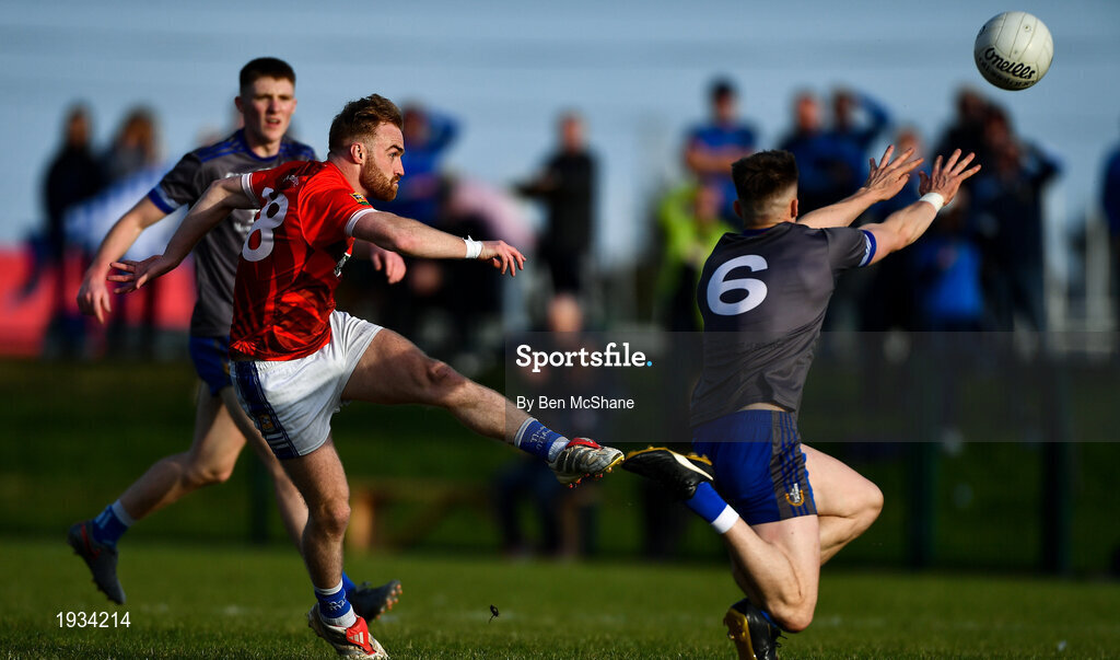 27 September 2020; Wayne Matthews of Ardee St Mary's kicks a point despite the attention of Thomas Sullivan of Naomh Mairtin during the Louth County Senior Football Championship Final match between Naomh Mairtin and Ardee St Mary’s at Darver Louth Centre of Excellence in Louth. Photo by Ben McShane/Sportsfile