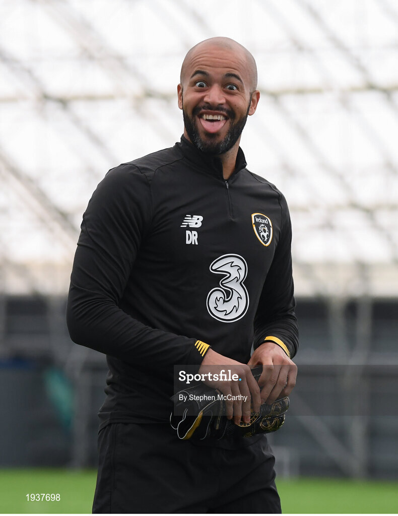 5 October 2020; Darren Randolph arrives for an activation session prior to a Republic of Ireland training session at the Sport Ireland National Indoor Arena in Dublin. Photo by Stephen McCarthy/Sportsfile