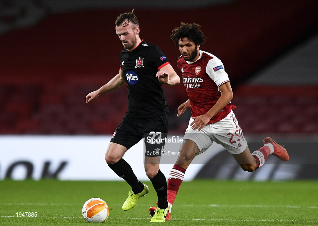 29 October 2020; Cameron Dummigan of Dundalk and Mohamed Elneny of Arsenal during the UEFA Europa League Group B match between Arsenal and Dundalk at the Emirates Stadium in London, England. Photo by Ben McShane/Sportsfile