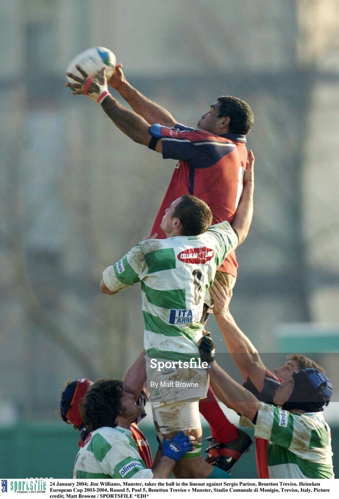 24 January 2004; Jim Williams, Munster, takes the ball in the lineout against Sergio Parisse, Benetton Treviso. Heineken European Cup 2003-2004, Round 5, Pool 5, Benetton Treviso v Munster, Stadio Comunale di Monigio, Treviso, Italy. Picture credit; Matt Browne / SPORTSFILE *EDI*
