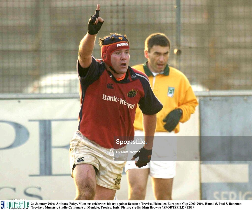 24 January 2004; Anthony Foley, Munster, celebrates his try against Benetton Treviso. Heineken European Cup 2003-2004, Round 5, Pool 5, Benetton Treviso v Munster, Stadio Comunale di Monigio, Treviso, Italy. Picture credit; Matt Browne / SPORTSFILE *EDI*