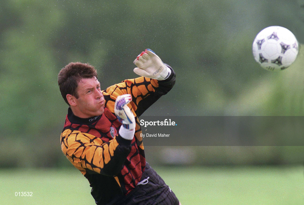 21 June 1994; Packie Bonner during a Republic of Ireland training session ahead of their FIFA World Cup 1994 Group E match against Mexico. Photo by David Maher/Sportsfile