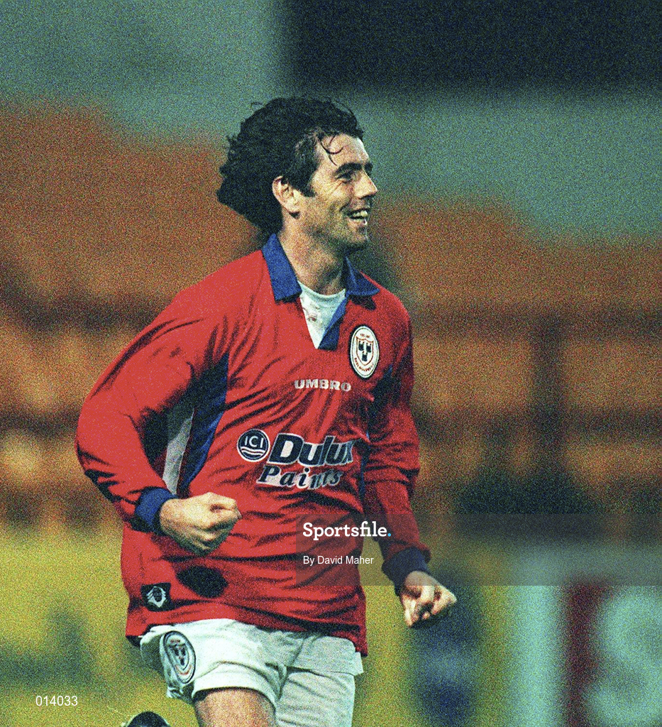 26 Sept 1998; Tony Sheridan of Shelbourne celebrates after scoring his side's first goal during the Harp Lager National League Premier Division match between Shelbourne and Sligo Rovers at Tolka Park in Dublin. Photo by David Maher/Sportsfile