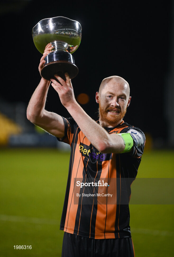 12 March 2021; Dundalk captain Chris Shields lifts the FAI President's Cup following the FAI President's Cup Final match between Shamrock Rovers and Dundalk at Tallaght Stadium in Dublin. Photo by Stephen McCarthy/Sportsfile