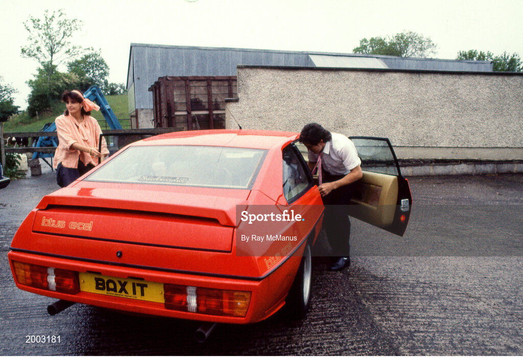 10 June 1985; World boxing featherweight champion Barry McGuigan and his wife Sandra arrive into his home town of Clones in Monaghan on his return after beating Eusebio Pedroza at Loftus Road in London to win the world featherweight title. Photo by Ray McManus/Sportsfile
