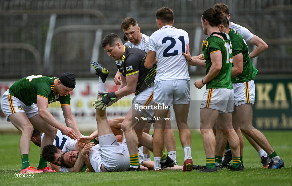 13 June 2021; Players tussle late in the second half during the Allianz Football League Division 2 semi-final match between Kildare and Meath at St Conleth's Park in Newbridge, Kildare. Photo by Piaras Ó Mídheach/Sportsfile