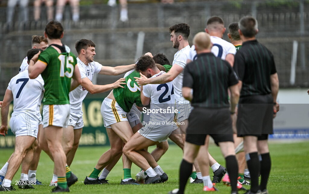 13 June 2021; Players tussle late in the second half during the Allianz Football League Division 2 semi-final match between Kildare and Meath at St Conleth's Park in Newbridge, Kildare. Photo by Piaras Ó Mídheach/Sportsfile