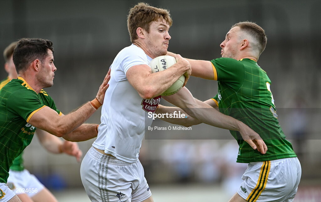 13 June 2021; Kevin Feely of Kildare in action against Conor McGill, right, and Donal Keogan of Meath during the Allianz Football League Division 2 semi-final match between Kildare and Meath at St Conleth's Park in Newbridge, Kildare. Photo by Piaras Ó Mídheach/Sportsfile