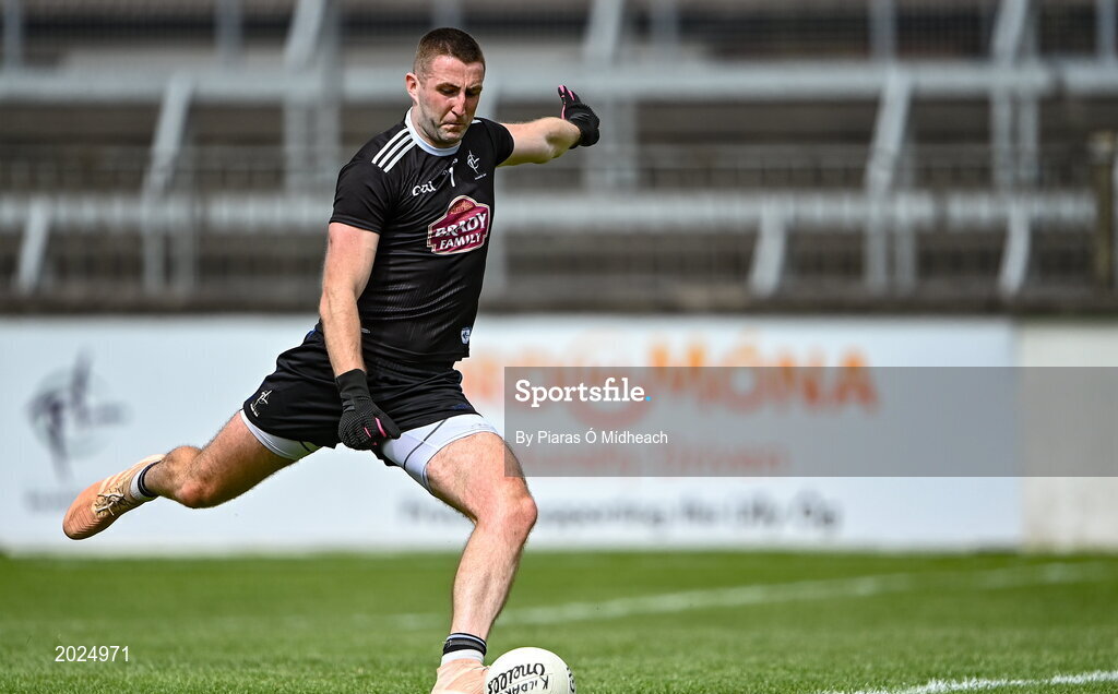 13 June 2021; Kildare goalkeeper Mark Donnellan takes a kick-out during the Allianz Football League Division 2 semi-final match between Kildare and Meath at St Conleth's Park in Newbridge, Kildare. Photo by Piaras Ó Mídheach/Sportsfile