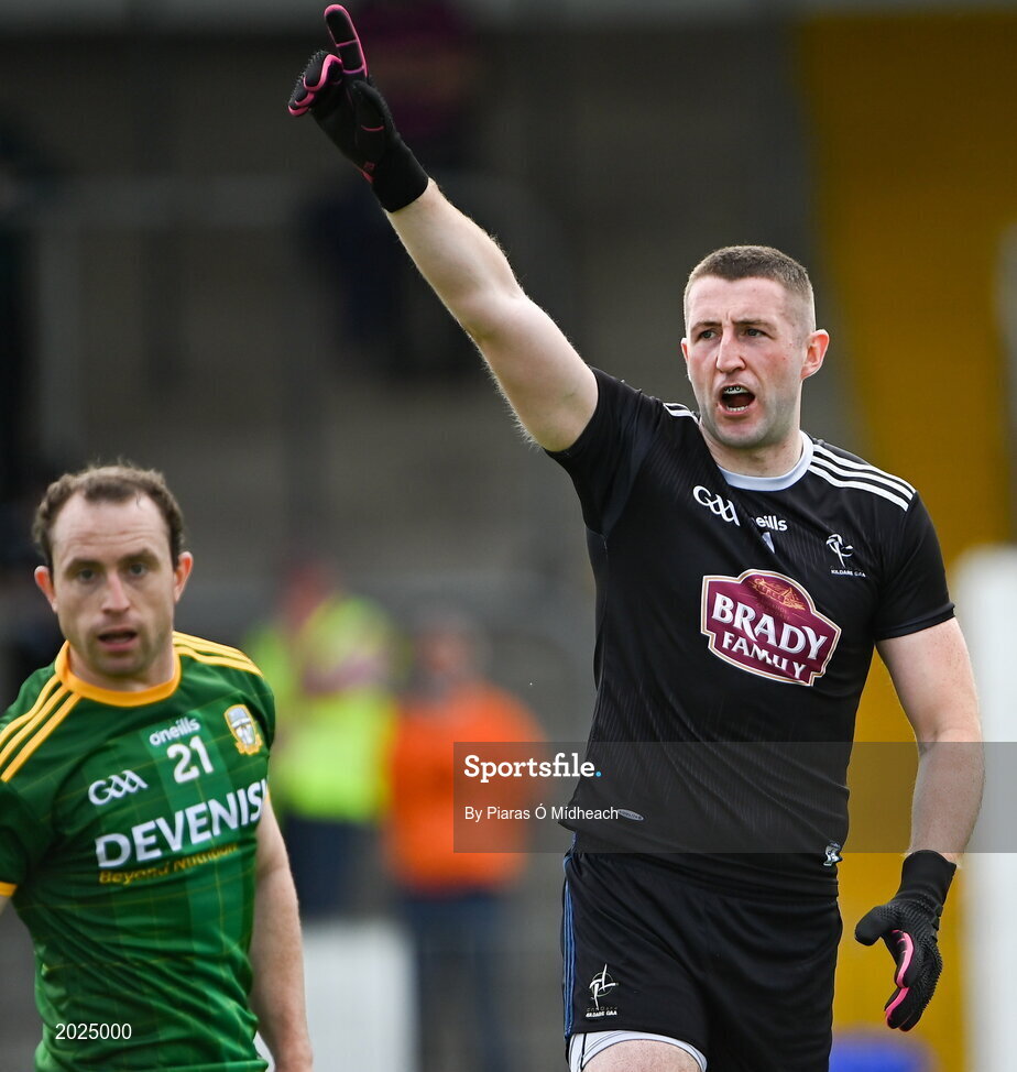 13 June 2021; Kildare goalkeeper Mark Donnellan and Eamon Wallace of Meath during the Allianz Football League Division 2 semi-final match between Kildare and Meath at St Conleth's Park in Newbridge, Kildare. Photo by Piaras Ó Mídheach/Sportsfile