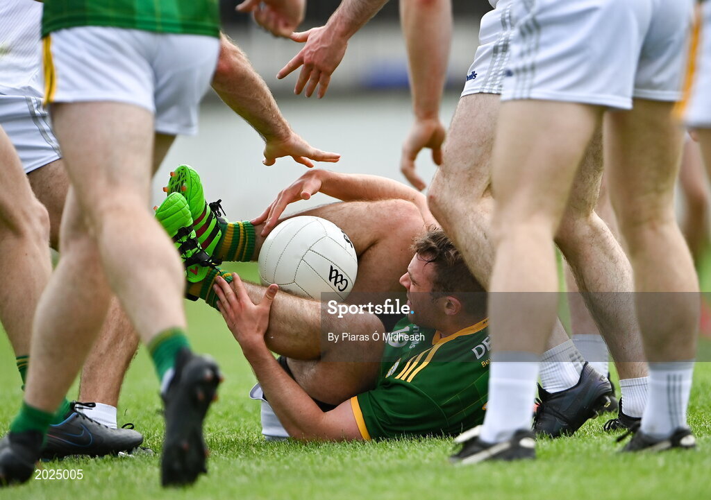 13 June 2021; Joey Wallace of Meath gathers possession off the ground with his legs during the Allianz Football League Division 2 semi-final match between Kildare and Meath at St Conleth's Park in Newbridge, Kildare. Photo by Piaras Ó Mídheach/Sportsfile