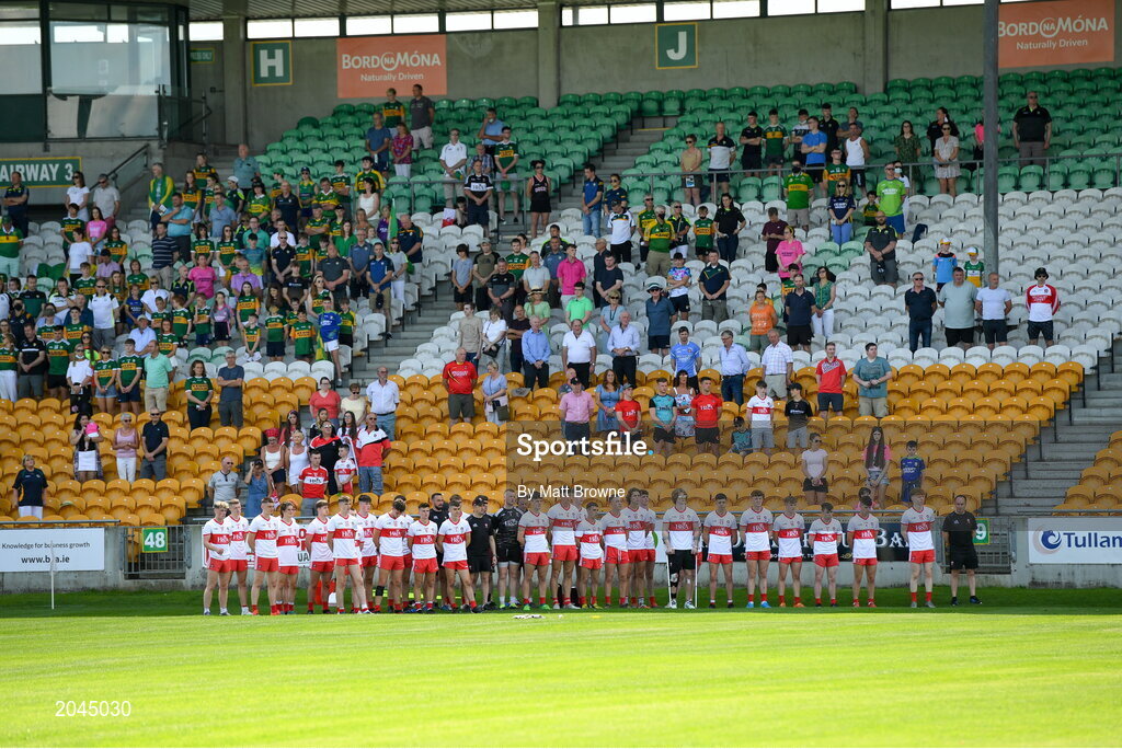 18 July 2021; Derry players stand for a minutes silence in memory of Monaghan captain Brendán Óg Ó Dufaigh before the 2020 Electric Ireland GAA Football All-Ireland Minor Championship Final match between Derry and Kerry at Bord Na Mona O’Connor Park in Tullamore. Photo by Matt Browne/Sportsfile