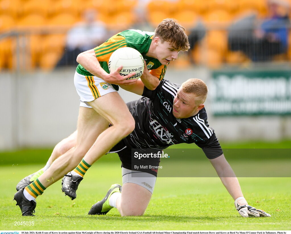 18 July 2021; Keith Evans of Kerry in action against Kian McGonigle of Derry during the 2020 Electric Ireland GAA Football All-Ireland Minor Championship Final match between Derry and Kerry at Bord Na Mona O’Connor Park in Tullamore. Photo by Matt Browne/Sportsfile