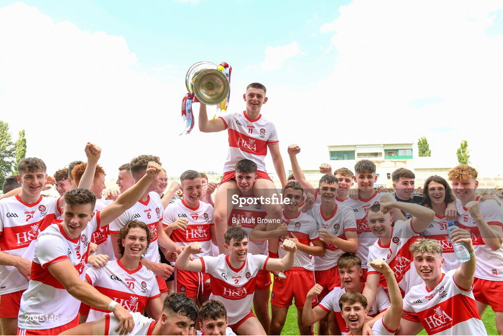 18 July 2021; Derry captain Matthew Downey lifts the cup as his team-mates celebrate after the 2020 Electric Ireland GAA Football All-Ireland Minor Championship Final match between Derry and Kerry at Bord Na Mona O’Connor Park in Tullamore. Photo by Matt Browne/Sportsfile