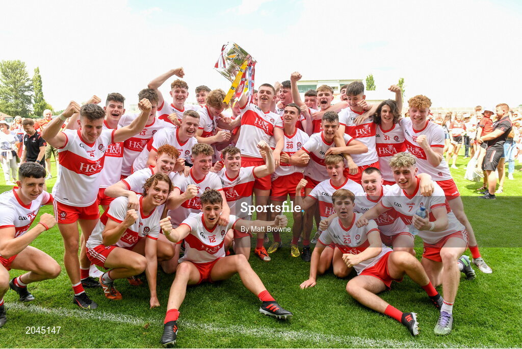 18 July 2021; Derry captain Matthew Downey lifts the cup as his team-mates celebrate after the 2020 Electric Ireland GAA Football All-Ireland Minor Championship Final match between Derry and Kerry at Bord Na Mona O’Connor Park in Tullamore. Photo by Matt Browne/Sportsfile