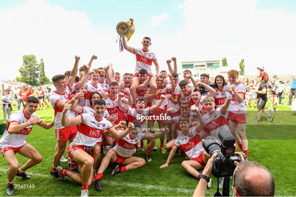 18 July 2021; Derry captain Matthew Downey lifts the cup as his team-mates celebrate after the 2020 Electric Ireland GAA Football All-Ireland Minor Championship Final match between Derry and Kerry at Bord Na Mona O’Connor Park in Tullamore. Photo by Matt Browne/Sportsfile