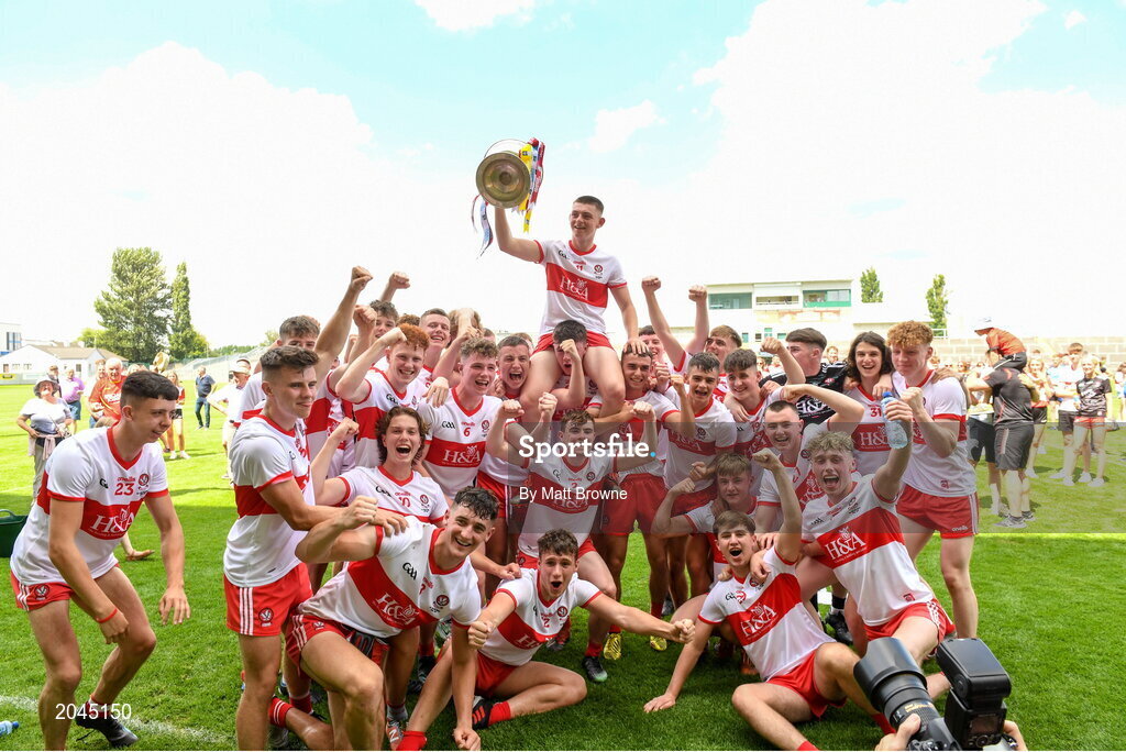 18 July 2021; Derry captain Matthew Downey lifts the cup as his team-mates celebrate after the 2020 Electric Ireland GAA Football All-Ireland Minor Championship Final match between Derry and Kerry at Bord Na Mona O’Connor Park in Tullamore. Photo by Matt Browne/Sportsfile