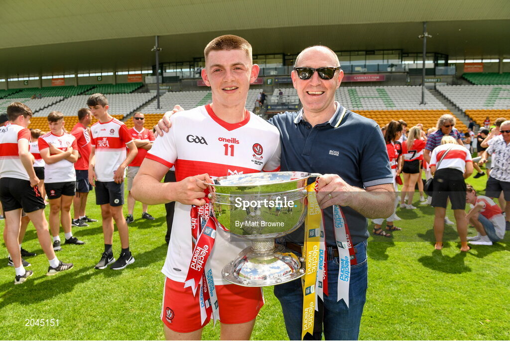 18 July 2021; Former Derry player and 1993 all Ireland winning team captain Henry Downey with his son Derry captain Matthew Downey after the 2020 Electric Ireland GAA Football All-Ireland Minor Championship Final match between Derry and Kerry at Bord Na Mona O’Connor Park in Tullamore. Photo by Matt Browne/Sportsfile