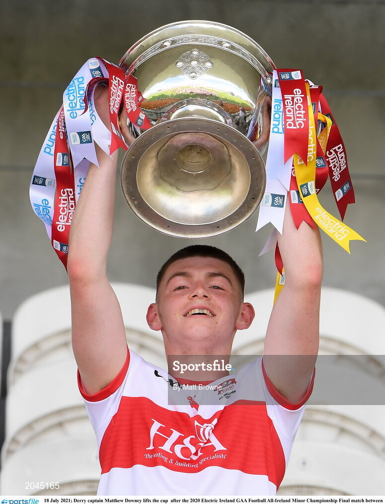 18 July 2021; Derry captain Matthew Downey lifts the cup  after the 2020 Electric Ireland GAA Football All-Ireland Minor Championship Final match between Derry and Kerry at Bord Na Mona O’Connor Park in Tullamore. Photo by Matt Browne/Sportsfile