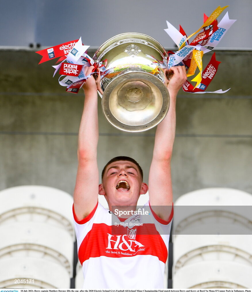 18 July 2021; Derry captain Matthew Downey lifts the cup  after the 2020 Electric Ireland GAA Football All-Ireland Minor Championship Final match between Derry and Kerry at Bord Na Mona O’Connor Park in Tullamore. Photo by Matt Browne/Sportsfile
