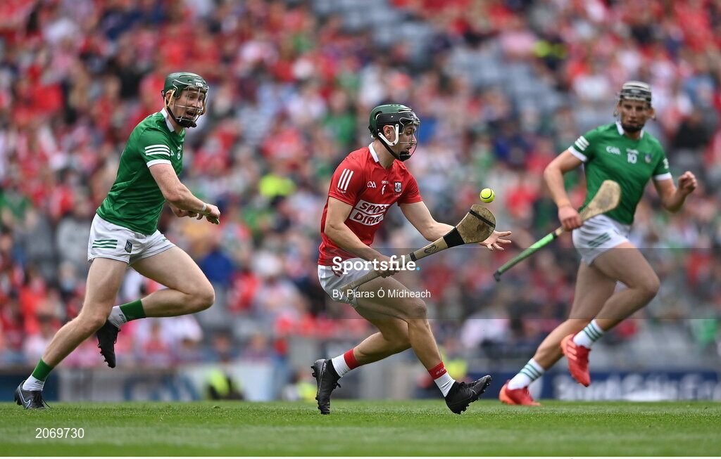 22 August 2021; Mark Coleman of Cork in action against William O'Donoghue, left, and Gearóid Hegarty of Limerick during the GAA Hurling All-Ireland Senior Championship Final match between Cork and Limerick in Croke Park, Dublin. Photo by Piaras Ó Mídheach/Sportsfile