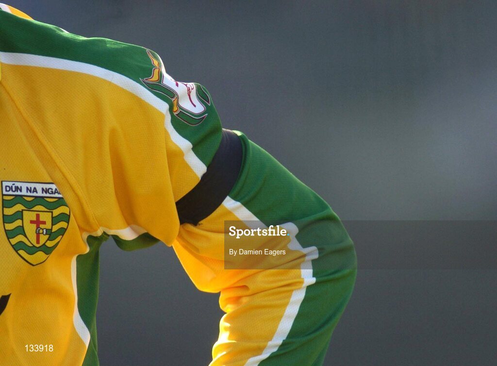 7 March 2004; Donegal's Stephen Cassidy wears a black armband in memory of Tyrone's Cormac McAnallen. Allianz Football League 2004, Division 2A, Round 4, Roscommon v Donegal, Dr. Hyde Park, Co. Roscommon. Picture credit; Damien Eagers / SPORTSFILE *EDI*