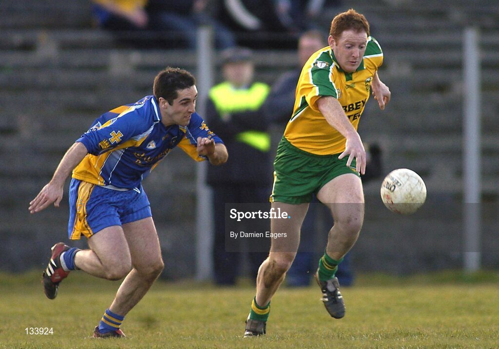 7 March 2004; John Haran, Donegal, in action against John Hanley, Roscommon. Allianz Football League 2004, Division 2A, Round 4, Roscommon v Donegal, Dr. Hyde Park, Co. Roscommon. Picture credit; Damien Eagers / SPORTSFILE *EDI*