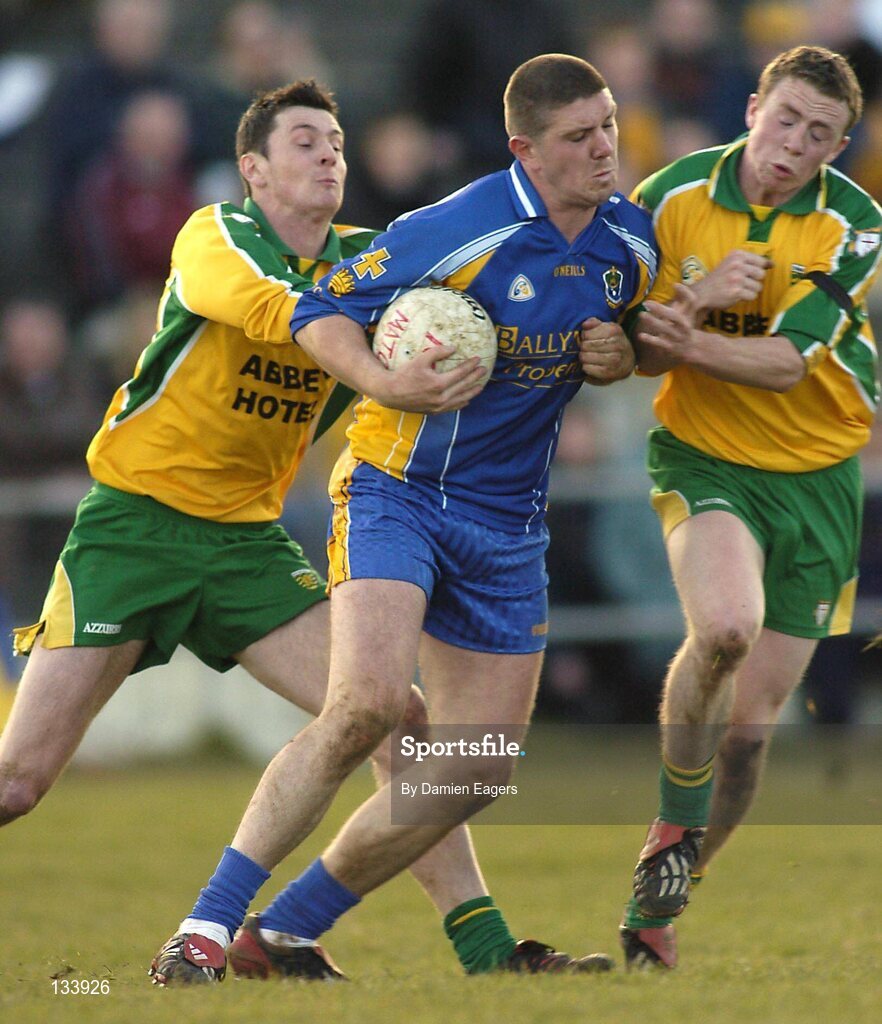 7 March 2004; Seamus O'Neill, Roscommon, in action against John Haran, right and Christy Toye, Donegal. Allianz Football League 2004, Division 2A, Round 4, Roscommon v Donegal, Dr. Hyde Park, Co. Roscommon. Picture credit; Damien Eagers / SPORTSFILE *EDI*