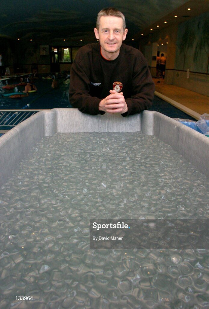 3 March 2004; St. Patrick's Athletic physio Pat Byrne with a tub of ice as part of training exercises. City West Hotel, Co. Dublin. Picture credit; David Maher / SPORTSFILE *EDI*