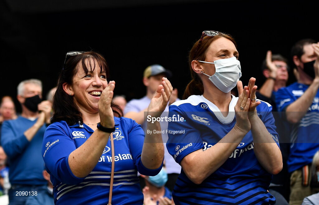 25 September 2021; Leinster supporters applaud their team as they run out prior to the United Rugby Championship match between Leinster and Vodacom Bulls at Aviva Stadium in Dublin. Photo by David Fitzgerald/Sportsfile