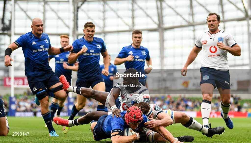 25 September 2021; Josh van der Flier of Leinster scores his side's first try despite the tackle of Madosh Tambwe, left, and Ruan Nortje of Vodacom Bulls during the United Rugby Championship match between Leinster and Vodacom Bulls at the Aviva Stadium in Dublin.  Photo by Harry Murphy/Sportsfile