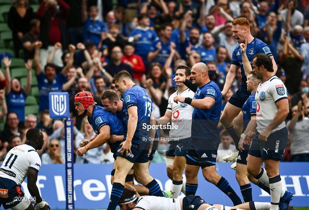25 September 2021; Josh van der Flier of Leinster celebrates after scoring his side's first try with team-mates during the United Rugby Championship match between Leinster and Vodacom Bulls at Aviva Stadium in Dublin. Photo by David Fitzgerald/Sportsfile