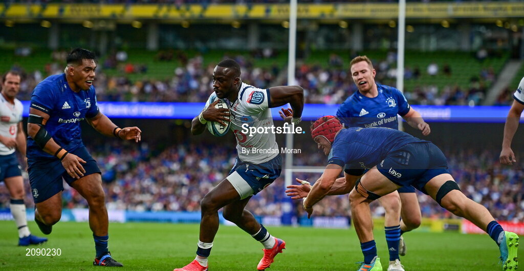 25 September 2021; Madosh Tambwe of Vodacom Bulls beats Michael Ala’alatoa, left, and Josh van der Flier of Leinster to run in a try, which was subsequently disallowed, during the United Rugby Championship match between Leinster and Vodacom Bulls at Aviva Stadium in Dublin. Photo by Brendan Moran/Sportsfile