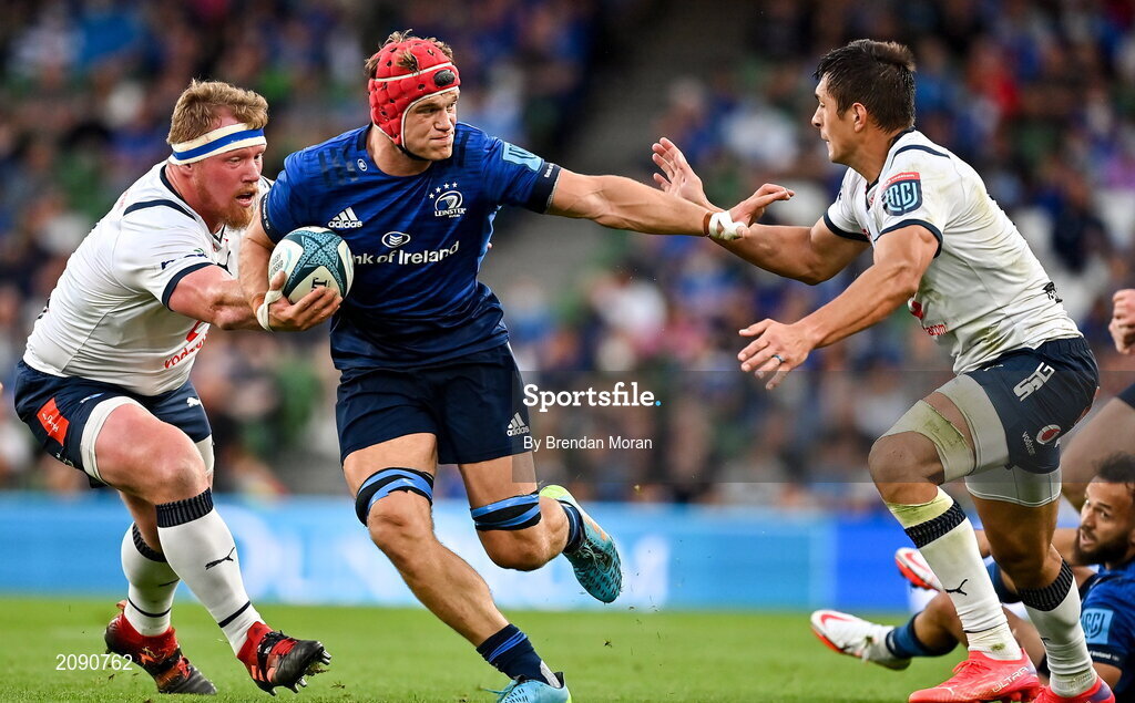 25 September 2021; Josh van der Flier of Leinster makes a break during the United Rugby Championship match between Leinster and Vodacom Bulls at Aviva Stadium in Dublin. Photo by Brendan Moran/Sportsfile