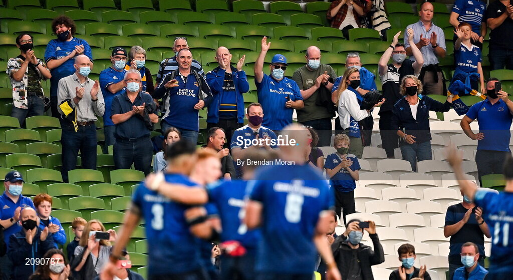 25 September 2021; Leinster supporters applaud the team after the United Rugby Championship match between Leinster and Vodacom Bulls at Aviva Stadium in Dublin. Photo by Brendan Moran/Sportsfile