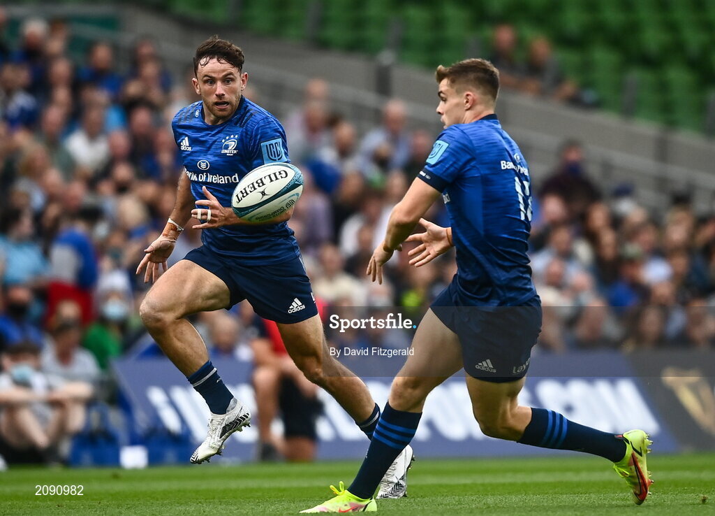 25 September 2021; Garry Ringrose of Leinster passes to Hugo Keenan during the United Rugby Championship match between Leinster and Vodacom Bulls at Aviva Stadium in Dublin.  Photo by David Fitzgerald/Sportsfile