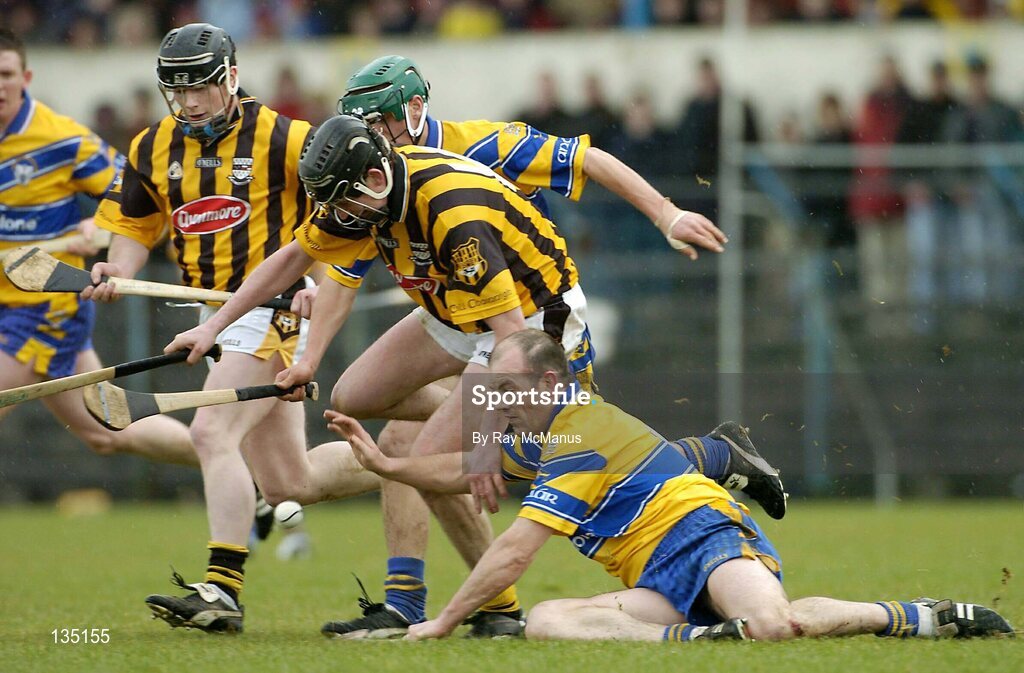 21 March 2004; Ollie Baker, Clare, in action against Martin Comerford, Kilkenny. Allianz Hurling League 2004, Division 1A, Round 4, Clare v Kilkenny, Cusack Park, Ennis, Co. Clare. Picture credit; Ray McManus / SPORTSFILE *EDI*