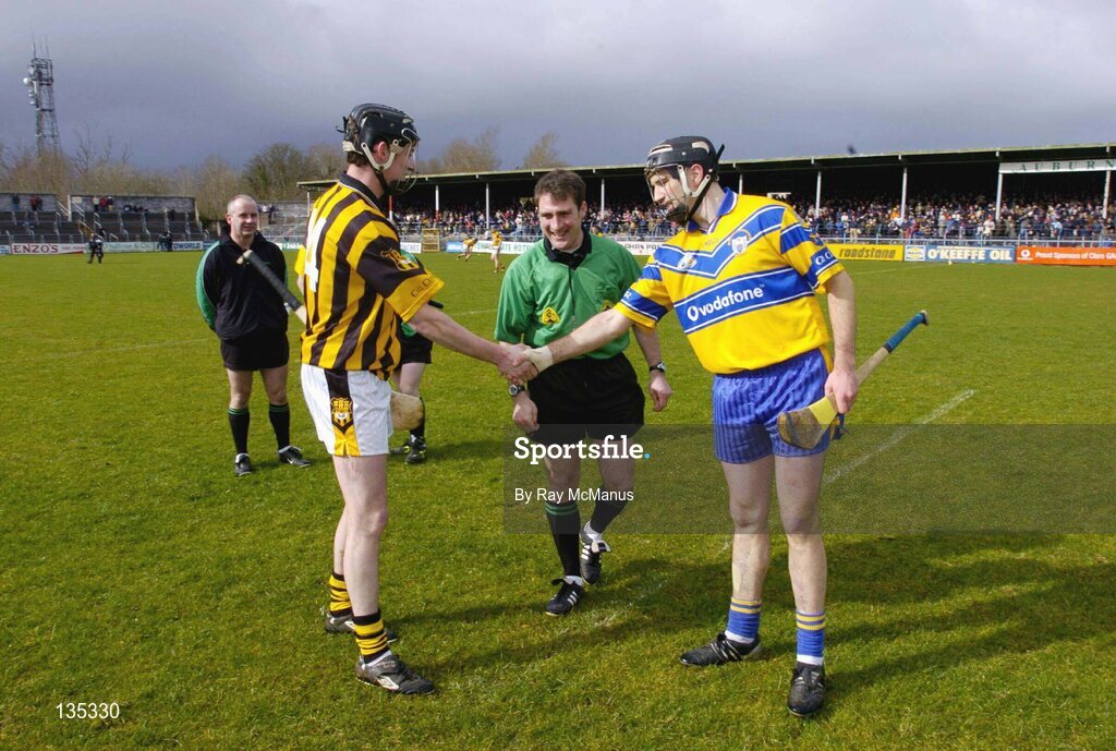 21 March 2004; Sean McMahon, Clare, greets Martin Comerford, Kilkenny. Allianz Hurling League 2004, Division 1A, Round 4, Clare v Kilkenny, Cusack Park, Ennis, Co. Clare. Picture credit; Ray McManus / SPORTSFILE *EDI*