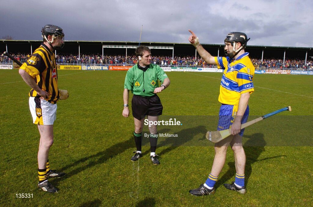 21 March 2004; Sean McMahon, Clare, indicates his preference after winning the toss. Also included is referee Seamus Roche and Martin Comerford, Kilkenny. Allianz Hurling League 2004, Division 1A, Round 4, Clare v Kilkenny, Cusack Park, Ennis, Co. Clare. Picture credit; Ray McManus / SPORTSFILE *EDI*