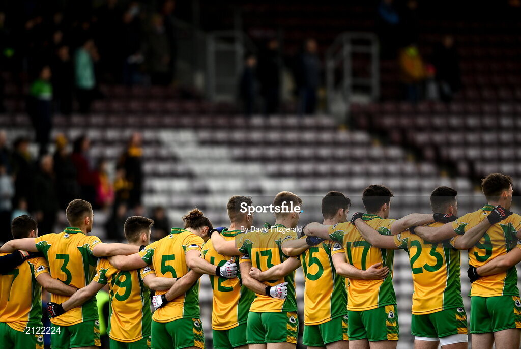 14 November 2021; Corofin players stand for Amhrán na bhFiann before the Galway County Senior Club Football Championship Final match between Corofin and Mountbellew / Moylough at Pearse Stadium in Galway. Photo by David Fitzgerald/Sportsfile