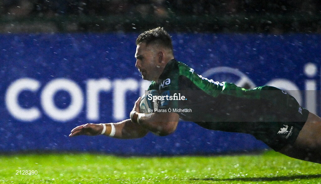 26 November 2021; Oran McNulty of Connacht scores his side's third try during the United Rugby Championship match between Connacht and Ospreys at The Sportsground in Galway. Photo by Piaras Ó Mídheach/Sportsfile