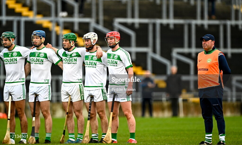12 December 2021; Ballyhale Shamrocks manager James O'Connor, right, with his players before the AIB Leinster GAA Hurling Senior Club Championship Semi-Final match between St Rynaghs and Shamrocks Ballyhale at Bord na Mona O’Connor Park in Tullamore, Offaly. Photo by Eóin Noonan/Sportsfile